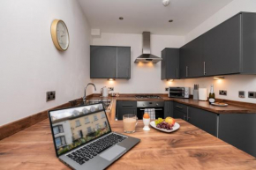 The Croston balcony apartment- Morecambe central promenade, beach front and sea views